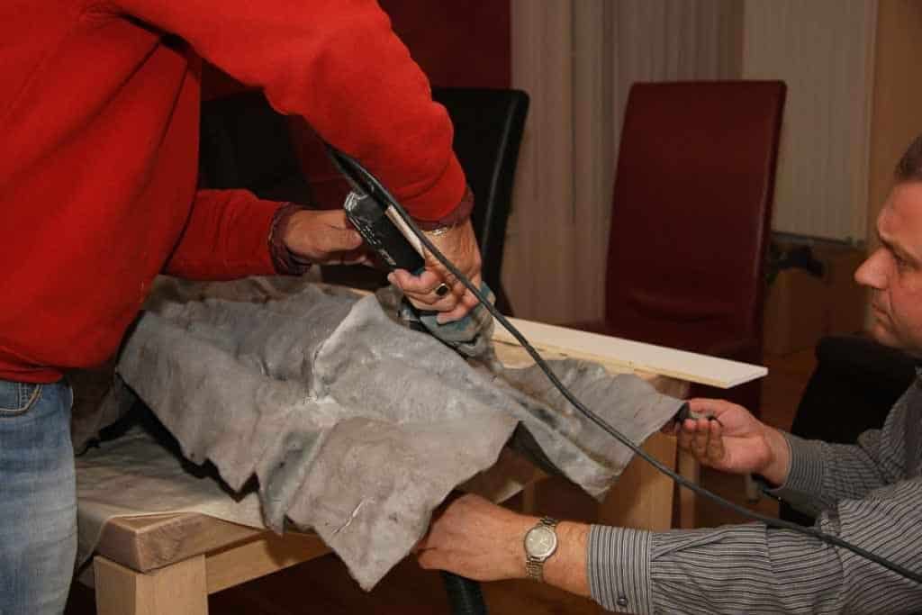 Stukje bij beetje wordt de Rockzolid achterwand doorgezaagd